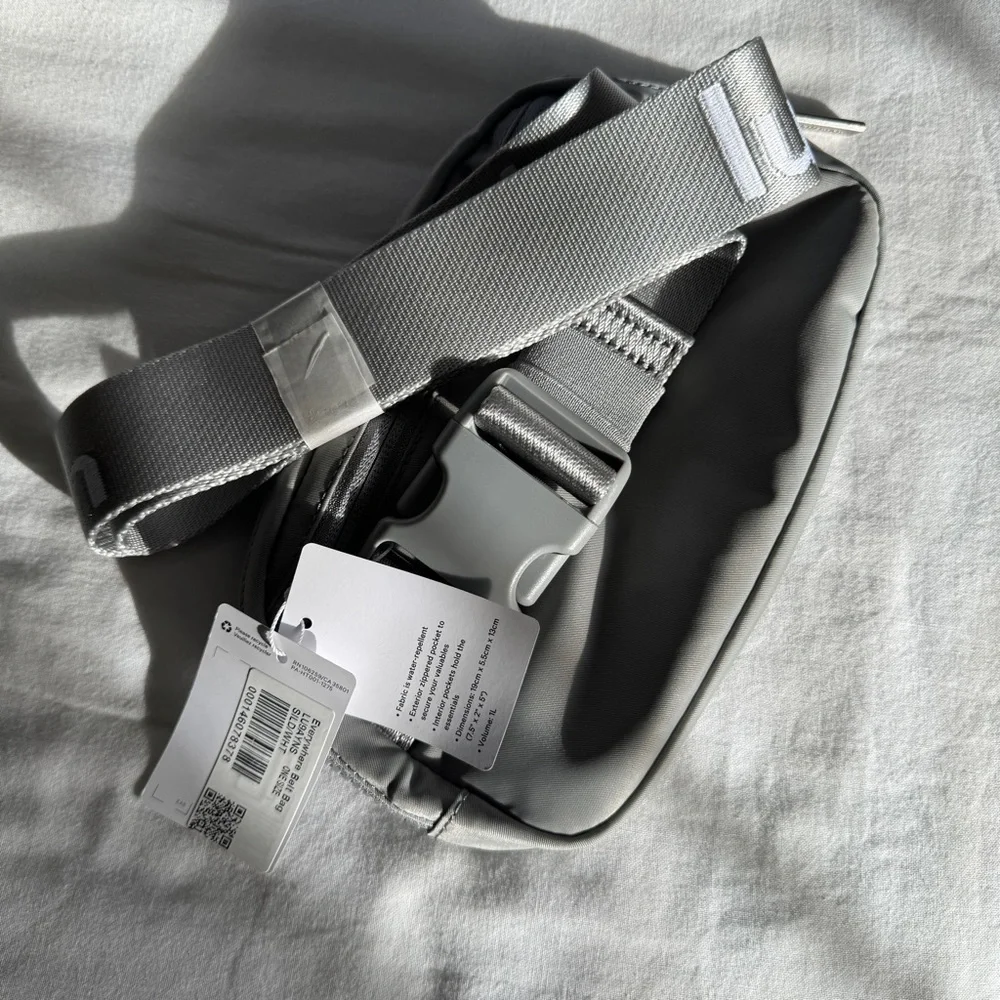 🆕 Lululemon Everywhere Belt Bag - Silver Drop